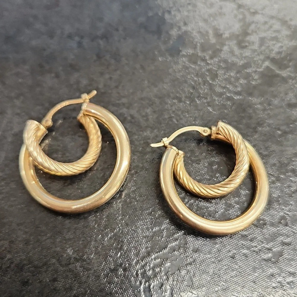 425115- 14k yg hoop earrings